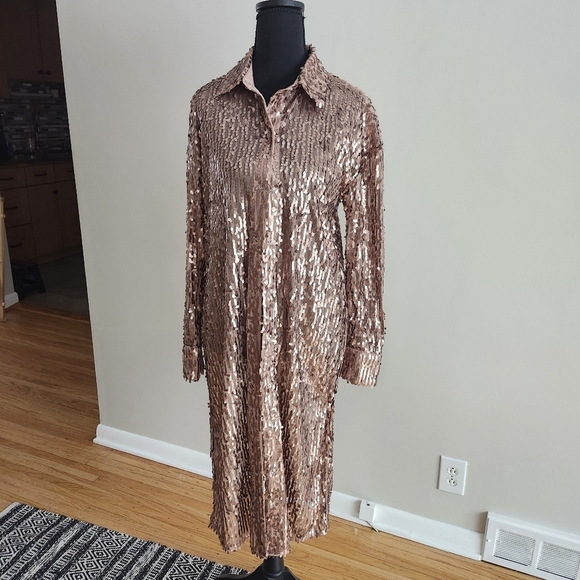 ONTWELFTH Dresses & Skirts - ONTWELFTH Elegant Sequin Duster in Gold